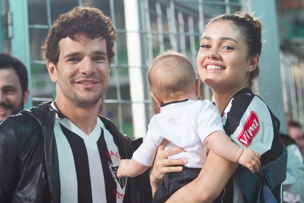 Sophie Charlotte, Daniel de Oliveira levam filho em jogo de futebol (Foto: Doug Patricio/ BPP/ Agnews)