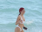 Kylie Jenner exibe tatuagem no bumbum durante dia de praia