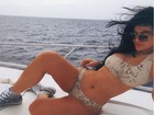 Kylie Jenner faz charme e exibe curvas com biquíni animal print