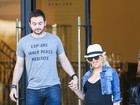 Esperando o segundo filho, Christina Aguilera passeia com o noivo