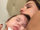 Deborah Secco posta foto da filha dormindo em seus braços