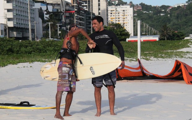Rodrigo Minotauro faz aula de kite surf na Barra (Foto: Gabriel Rangel / AgNews)