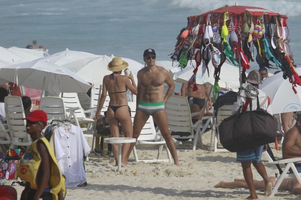 Flávia Alessandra e Otaviano Costa em praia do Rio (Foto: Dilson Silva/AgNews)