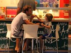 Cássio Reis toma sorvete com o filho no Rio