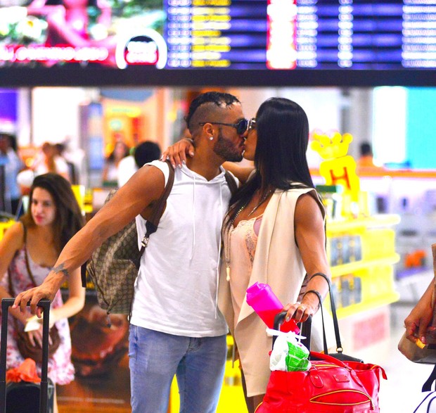 Gracyanne Barbosa e Belo no aeroporto (Foto: Willian Oda / AgNews)
