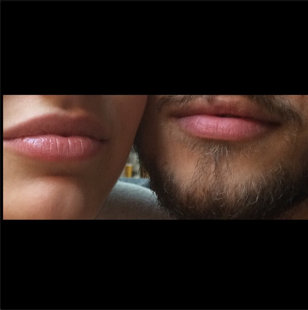 Detalhe da boca de Chay Suede e Laura Neiva (Foto: Reprodução/Instagram)