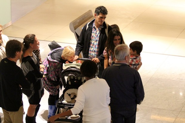 Eduardo Moscovis com Cynthia Howlett, e os filhos, Manuela e Rodrigo (Foto: Johnson Parraguez/ PhotoRio News)