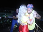 Ex-BBBs Aline e Fernando dançam agarradinhos em micareta