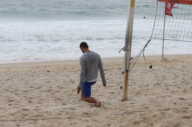 Cauã Reymond faz exercícios na praia do Leblon, RJ (Foto: Fabio Moreno/Photo RioNews)