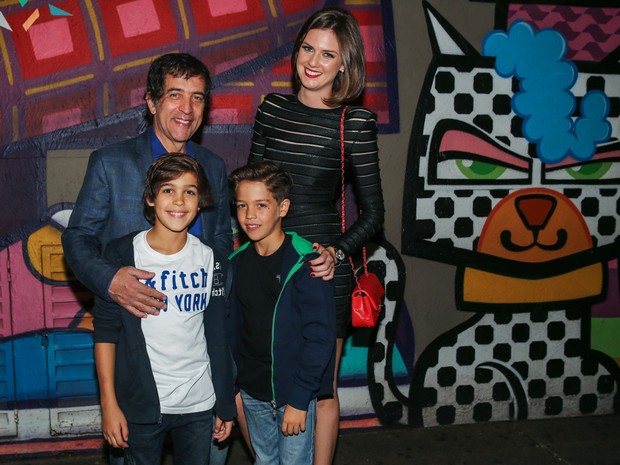 Ricardo Almeida com a mulher Daniane Meuer e os filhos, Ricardinho e Arthur, em festa em São Paulo (Foto: Manuela Scarpa/ Foto Rio News)