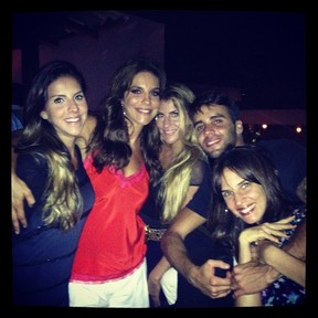 Ivete Sangalo com o marido, Daniel Cady, e com as cunhadas em festa em Salvador, na Bahia (Foto: Instagram/ Reprodução)