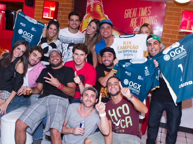 Bruno Rezende e Lucão com amigos famosos como Lívia Lemos, Lizzi Benites e Bernardo Mesquita em bar no Rio (Foto: Raphael Mesquita/ Divulgação)
