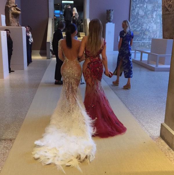 Kim Kardashian e Jennifer Lopez no baile de gala do MET em Nova York, nos Estados Unidos (Foto: Twitter/ Reprodução)