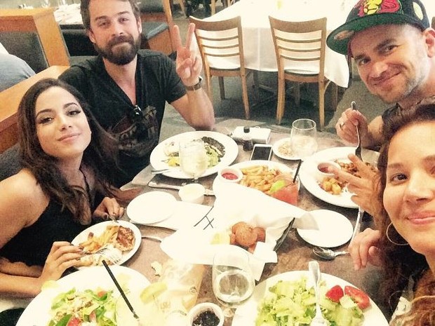 Anitta posta foto com amigos (Foto: Instagram / Reprodução)