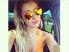 Tatiele Polyana exibe barriga sequinha e decotão em selfie