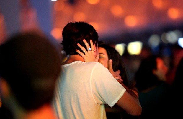 Sthefany Britto beijando o namorado no Rock in Rio (Foto: Claudio Andrade/ Foto Rio News)