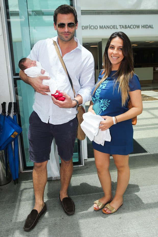 Henri Castelli deixa a maternidade com a namorada e filha, Maria eduarda (Foto: Manuela Scarpa/Foto Rio News)
