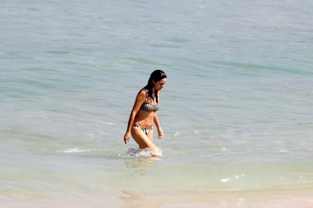 Claudia Ohana na praia de Ipanema, no RJ (Foto: JC Pereira/AgNews)