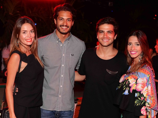 Francine Amaral com Raphael Vianna e Bernardo Mesquita com Julia Barbosa em festa na Zona Sul do Rio (Foto: Ari Kaye/ Divulgação)