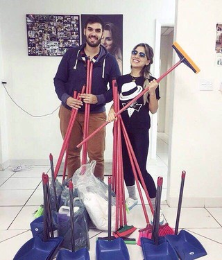 Vanessa Mesquita recebendo doações de materias de limpeza do amigo João Paulo Vivas  (Foto: Reprodução / Instagram)