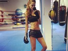 Izabel Goulart exibe barriga tanquinho durante treino de boxe