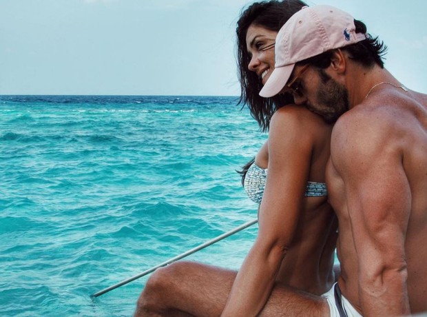 Talula Pascoli com o marido, Zinho Alves, na lua de mel deles nas Ilhas Maldivas (Foto: Reprodução/Instagram)