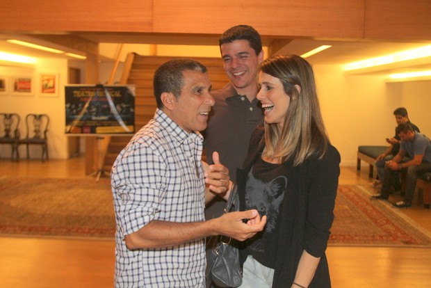 Fernanda Pontes e Diogo Boni riem com Eri Johnson (Foto: Daniel Delmiro/Ag News)