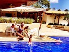 Rafinha Justus brinca com namorada do pai na piscina