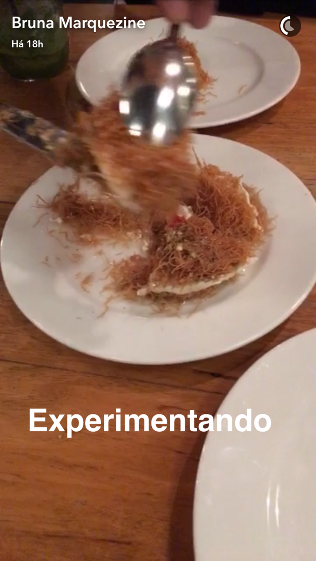 Bruna Marquezine experimenta sorvete de rosa (Foto: Reprodução/SnapChat)