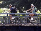 Malu Mader e Tony Bellotto passeiam de bicicleta no Rio