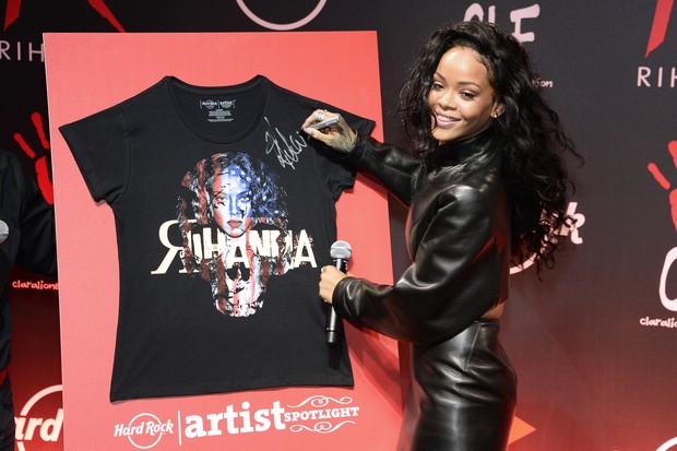 Rihanna em evento em Paris (Foto: AFP)