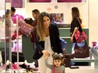 Fernanda Pontes e a filha se divertem em tarde de compras