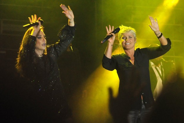 Xuxa, Carolina Dieckmann e Bruna Marquezine sobem ao palco com Ivete Sangalo (Foto: Roberto Teixeira/EGO)
