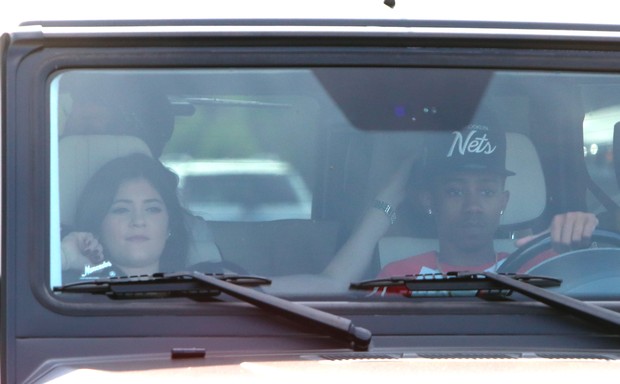 X17_Kylie Jenner é flagrada ao lado de amigo do Justin Bieber (Foto: X17)