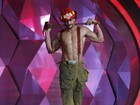 Vestido de bombeiro, ator de 'True Blood' simula striptease em prêmio