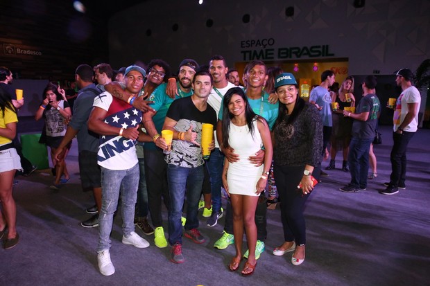 Isaquias Queiroz posa com namorada e amigos em festa no Rio (Foto: Anderson Borde / Agnews)