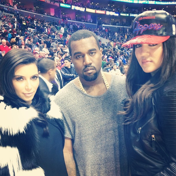 Kim Kardashian com o namorado, Kanye West, e a irmã Khloé (Foto: Instagram)