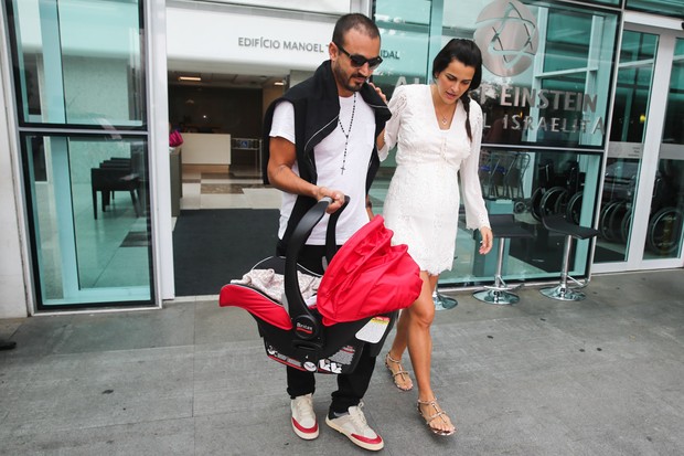 Fernanda Motta e o marido deixam a maternidade (Foto: Manuela Scarpa /Foto Rio News)