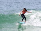 Daniele Suzuki mostra que sabe tudo de surf em praia no Rio