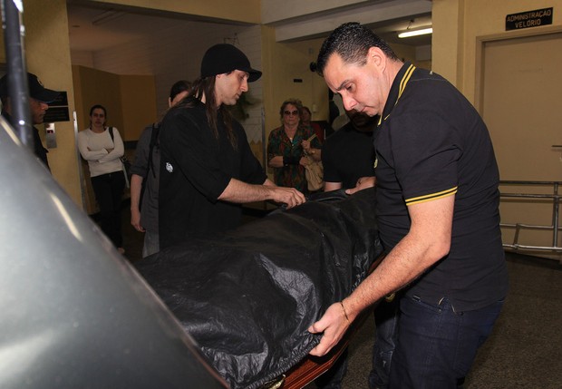 Saída do caixão com corpo de Fausto Fanti (Foto: Celso Tavares/EGO)