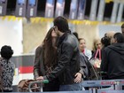 Ex-BBBs Kamilla e Eliéser trocam beijos e carinhos em aeroporto