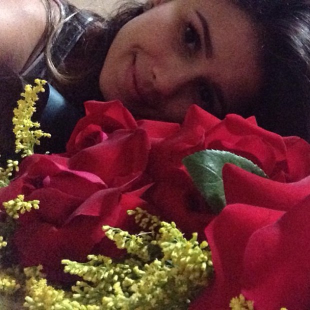 Paula Fernandes posta foto com as flores que recebeu (Foto: Instagram / Reprodução)