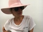 Lady Gaga tatua no braço o nome de seu novo álbum, 'Joanne'
