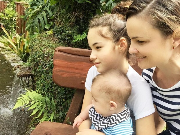 A atriz Carolina Kasting e os filhos, Cora e Tom (Foto: Reprodução/Instagram)
