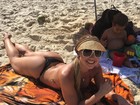 Ana de Biase coloca o bumbum no sol em dia de praia no Rio