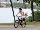 Wagner Moura se diverte com o filho na orla da Lagoa, no Rio