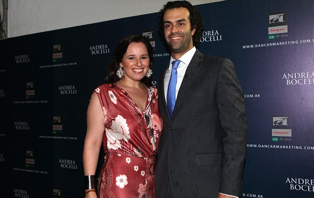 Mariana Belém com o marido em show em São Paulo (Foto: Iwi Onodera/ EGO)