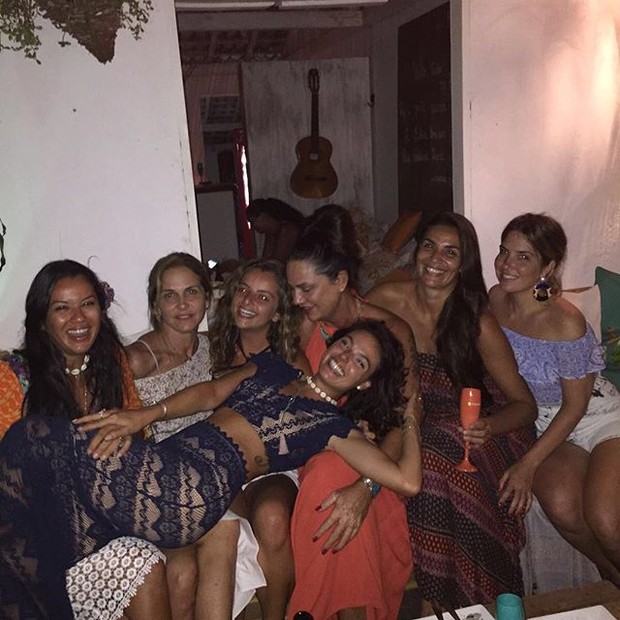 Isis Valverde e Luiza Brunet com amigas em Trancoso, na Bahia (Foto: Instagram/ Reprodução)