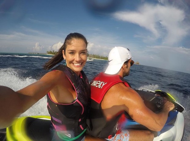 Talula e o marido, Zinho Alves, andando de jet ski nas Ilhas Maldivas (Foto: Reprodução/Instagram)