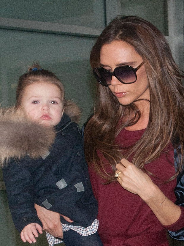 Victoria Beckham chega a Nova York com a filha, Harper, no colo (Foto: Getty Images)